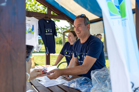 Pot ob reki, ki povezuje (29)